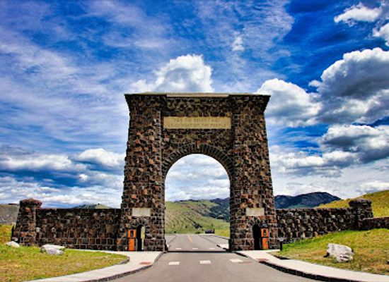 montana/big-sky/landmark/roosevelt-arch