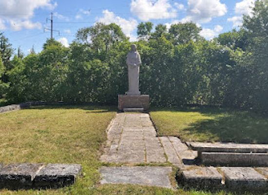 estonia/estonian-islands/landmark/teises-maailmasojas-hukkunute-uhishaud-ja-leinava-ema-monument