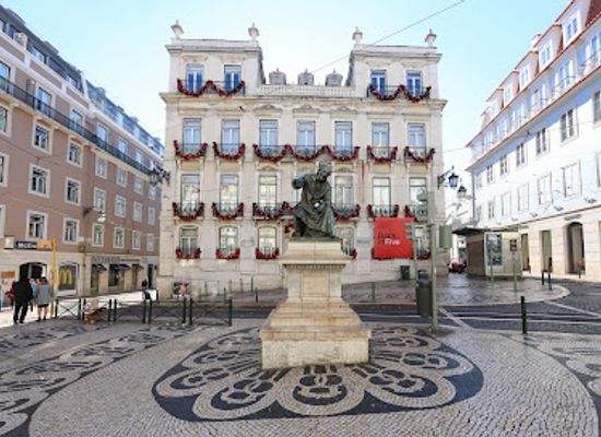 portugal/lisbon/chiado/landmark/statue-of-antonio-ribeiro