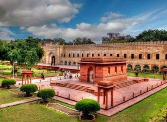 pakistan/lahore/landmark/tomb-of-allama-muhammad-iqbal