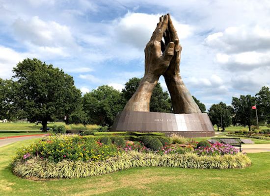oklahoma/tulsa/landmark/praying-hands