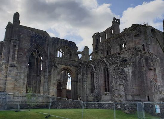 united-kingdom/peeblesshire/attraction/melrose-abbey-2