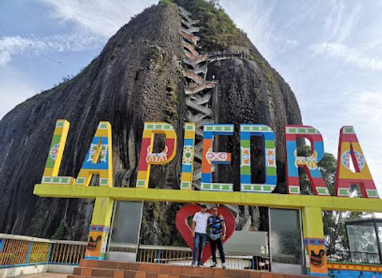 colombia/guatape/landmark/fuente-de-la-calle-del-recuerdo