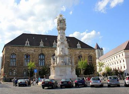 hungary/budapest/landmark/szentharomsag-ter