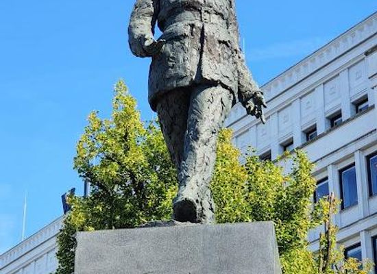 poland/warsaw/landmark/charles-de-gaulle-statue