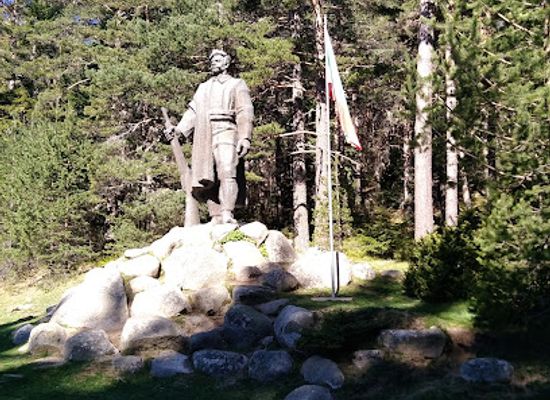 bulgaria/pirin-mountains/landmark/monumento-al-heroe-bulgaro