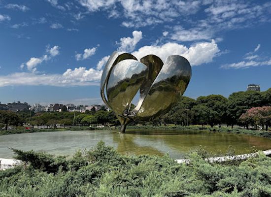 argentina/pampas/landmark/floralis-generica