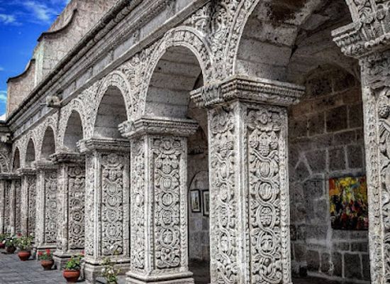 peru/arequipa-region/landmark/cloisters-of-the-company