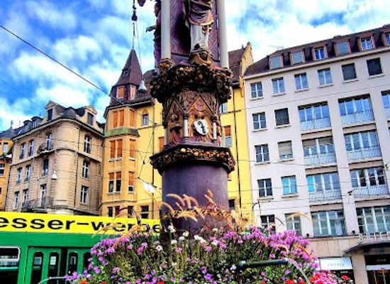 switzerland/western-switzerland/landmark/fischmarkt-brunnen