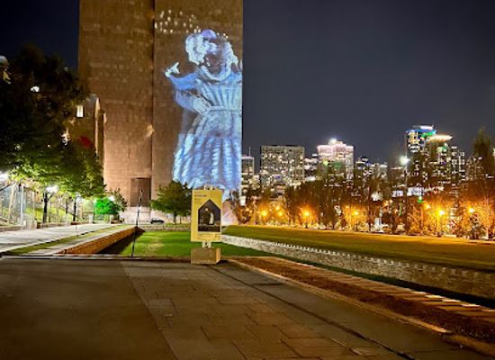 canada/montreal/landmark/le-champ-de-mars-video-mapping