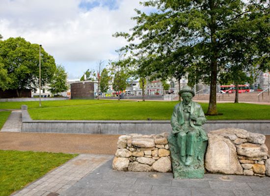 ireland/connacht/landmark/padraic-o-conaire-statue-replica