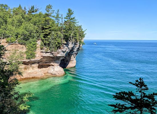 michigan/pictured-rocks-national-lakeshore/landmark/chapel-falls-trailhead