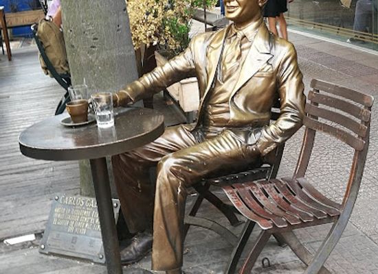 uruguay/montevideo-coast/landmark/estatua-a-carlos-gardel