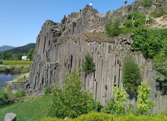 czechia/elbe-sandstone-mountains/landmark/mansion-rock-basalt-columns