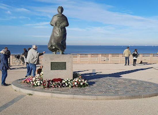 netherlands/scheveningen-beach/landmark/fisherman-s-wife-of-scheveningen