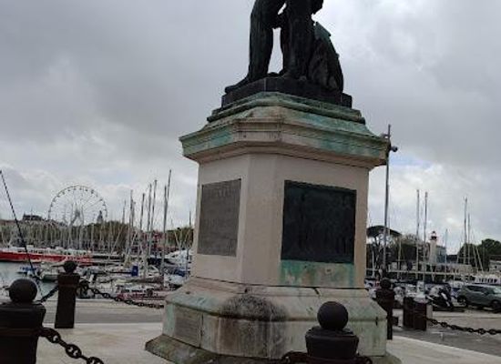 france/la-rochelle/landmark/statue-de-l-amiral-duperre
