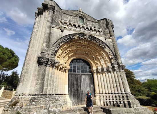 france/poitou-charentes/landmark/eglise-notre-dame-de-l-assomption-et-lanterne-des-morts