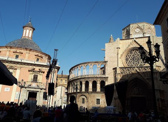 spain/valencian-community/landmark/basilica-de-la-mare-de-deu-dels-desemparats