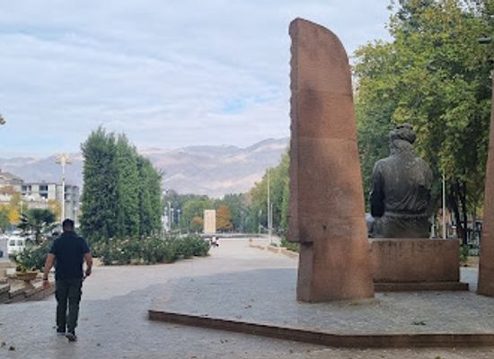 tajikistan/istaravshan/landmark/kamal-khujandi-statue