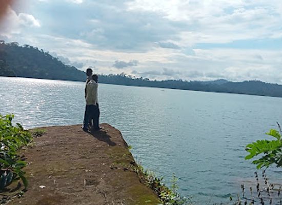 cameroon/south-west-region/landmark/lake-barombi
