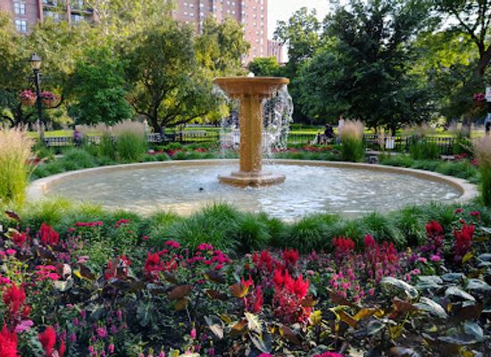 illinois/chicago/gold-coast/landmark/washington-square-park