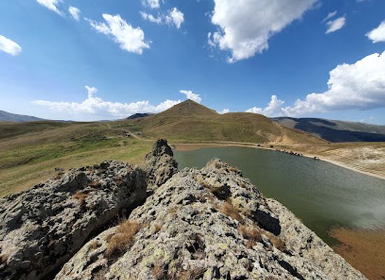 armenia/kotayk/landmark/tsaghkunyats-lake
