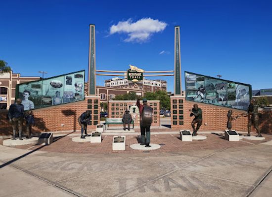 wisconsin/green-bay/landmark/green-bay-packers-heritage-trail-plaza