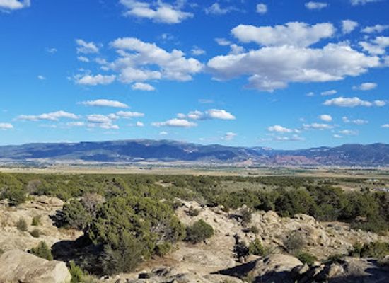 utah/escalante-desert/landmark/three-peaks-recreation-area