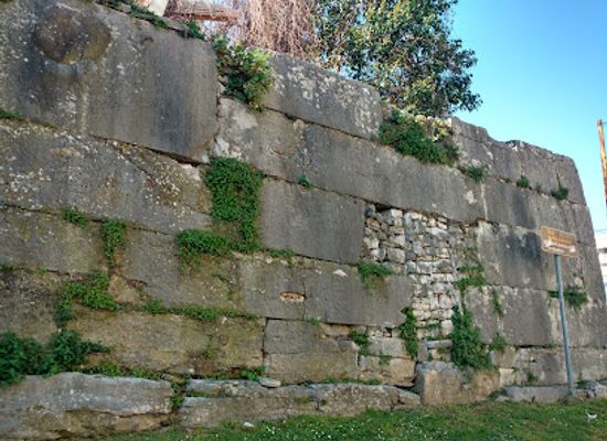 greece/thessaly/landmark/ancient-ambracia-wall