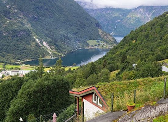 norway/geirangerfjord/landmark/waterfall-hole