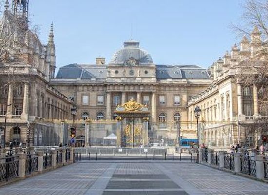 france/ile-de-france/landmark/paris-law-courthouse