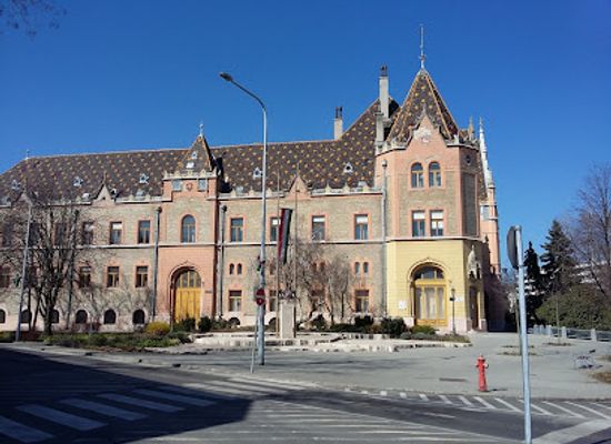 hungary/kecskemet/landmark/emlekko