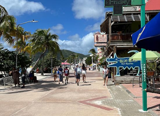 sint-maarten/maho-beach/landmark/yoda-guy-movie-exhibit