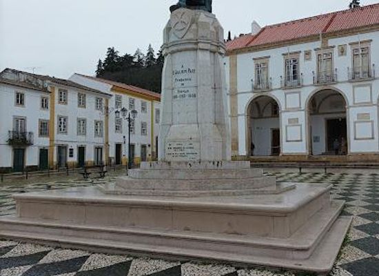 portugal/ribatejo/landmark/estatua-de-gualdim-pais