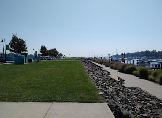 connecticut/stamford/landmark/harbor-point-boardwalk