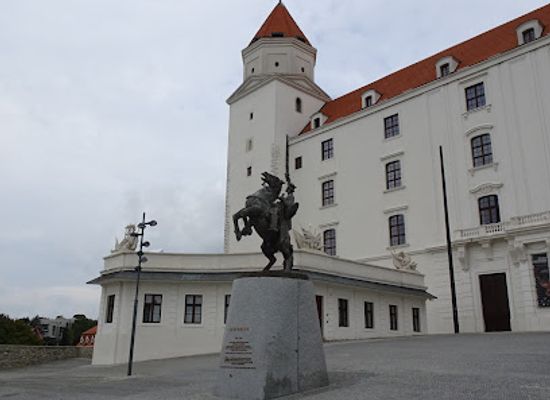 slovakia/bratislava/landmark/equestrian-statue-of-svatopluk