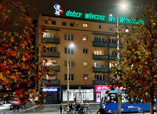poland/wroclaw/landmark/dobry-wieczor-we-wroclawiu-neon