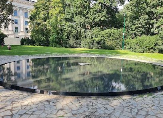 germany/berlin/landmark/memorial-to-europe-s-sinti-and-roma-murdered-under-nazism