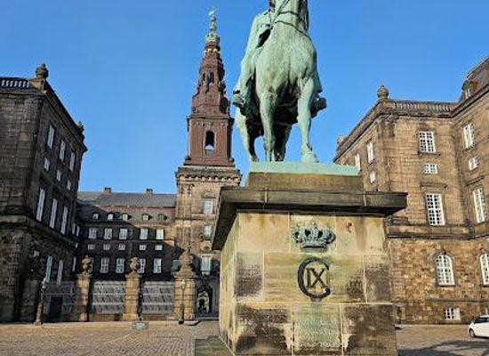 denmark/helsingor/landmark/equestrian-statue-of-christian-ix