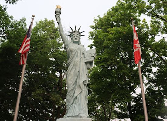 canada/niagara-falls/landmark/little-lady-liberty
