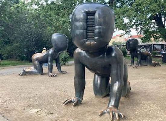 czechia/prague/landmark/crawling-babies