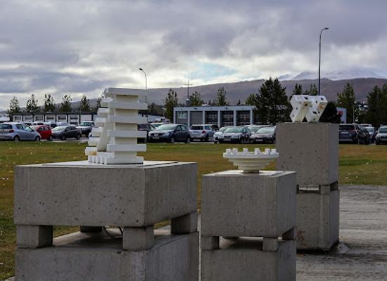 iceland/akureyri-area/landmark/mitt-a-milli-nalagoar-og-endalausrar-fjarlagoar