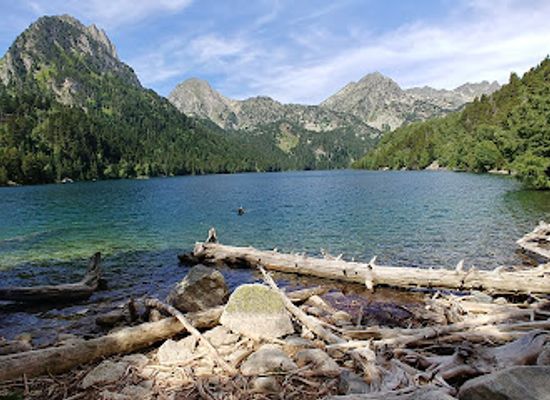 spain/catalonia/landmark/estany-de-sant-maurici