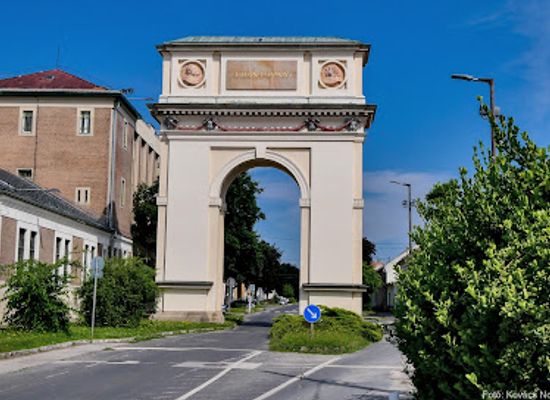 hungary/vac/landmark/triumphal-arch-of-vac