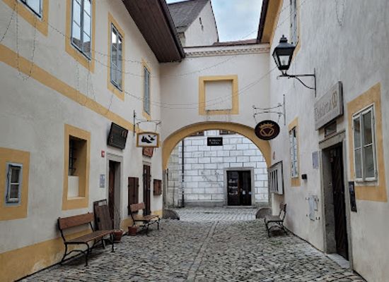 czechia/cesky-krumlov/landmark/pruchod-na-klasterni-dvur