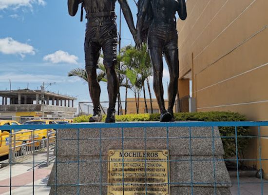 ecuador/santa-elena-region/landmark/monumento-a-los-mochileros