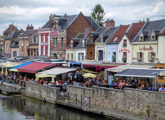france/picardy/landmark/les-hortillonnages-visites-guidees-en-barque-a-cornet-traditionnelle