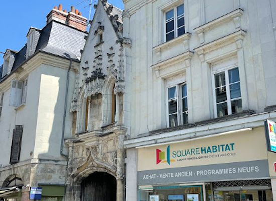 france/tours/place-plumereau/landmark/portail-de-l-hotel-des-tresoriers-de-saint-martin