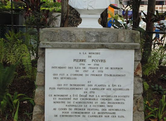 seychelles/ile-farquhar/landmark/pierre-poivre-statue