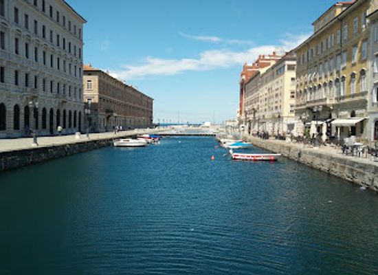 italy/friuli-venezia-giulia/landmark/umberto-saba-statue